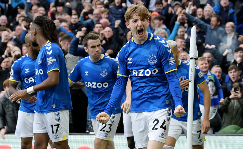 欧联比赛中一球员嘲讽对手鼻子形状，多名队友上前打抱不平（欧联赛场球员讥讽对手鼻型，多名队友上前声援）