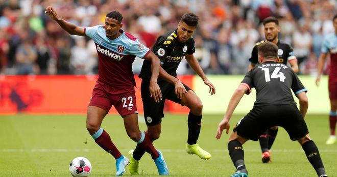 实现中超三连冠、队史第4冠，海港官方社媒发文庆祝（海港加冕中超三连冠、达成队史第四冠，官方社媒发文庆祝）