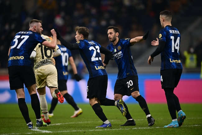 足协杯夺冠次数排名：山东8次居首，国安5次独居次席（足协杯夺冠次数榜：山东8冠领跑，国安以5冠独占次席）