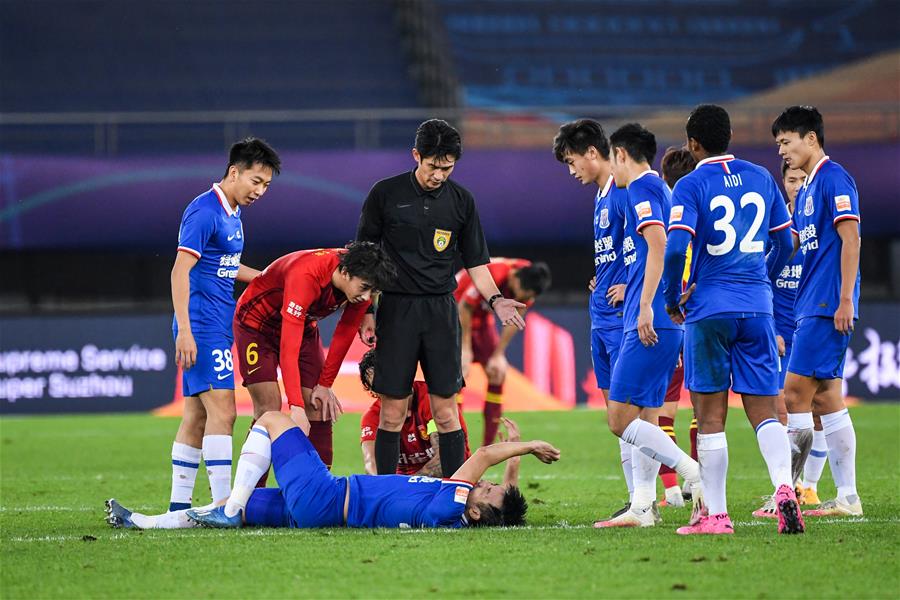 绿茵上的精准艺术：高尔夫运动的优雅与坚守（果岭间的精确之美：高尔夫的优雅与执着）