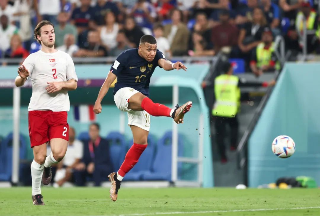 悼念若塔，红军名宿汤普森与毕包主席赛前在KOP看台前献花圈（赛前悼念若塔：红军名宿汤普森携毕包主席在KOP看台前敬献花圈）