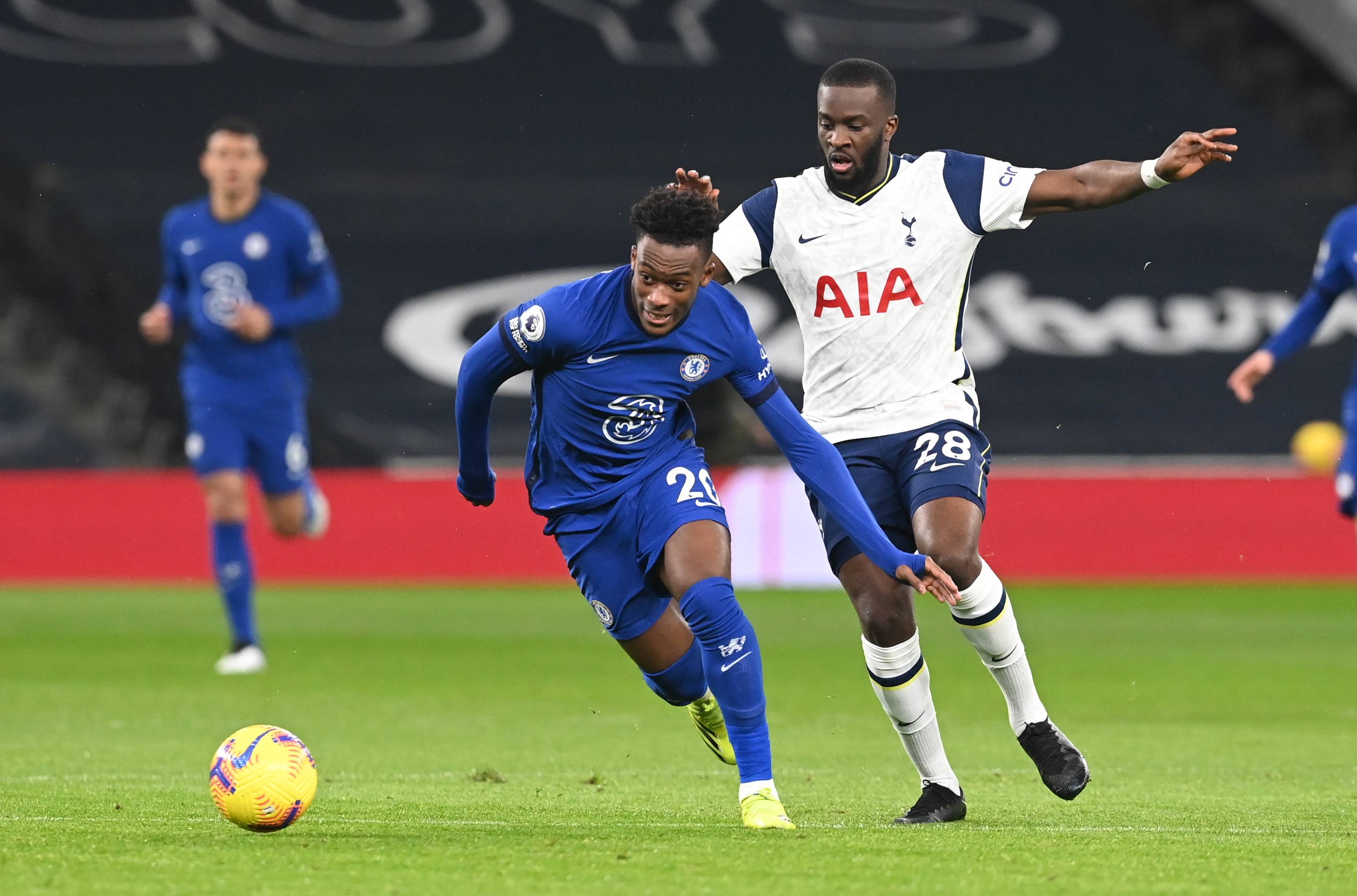 消息人士称，鲁本·阿莫林与曼联在离队问题上存在分歧，同时有欧洲皇室成员对他感兴趣。（知情人士称阿莫林与曼联在离队问题上意见相左，且获欧洲皇室成员青睐）