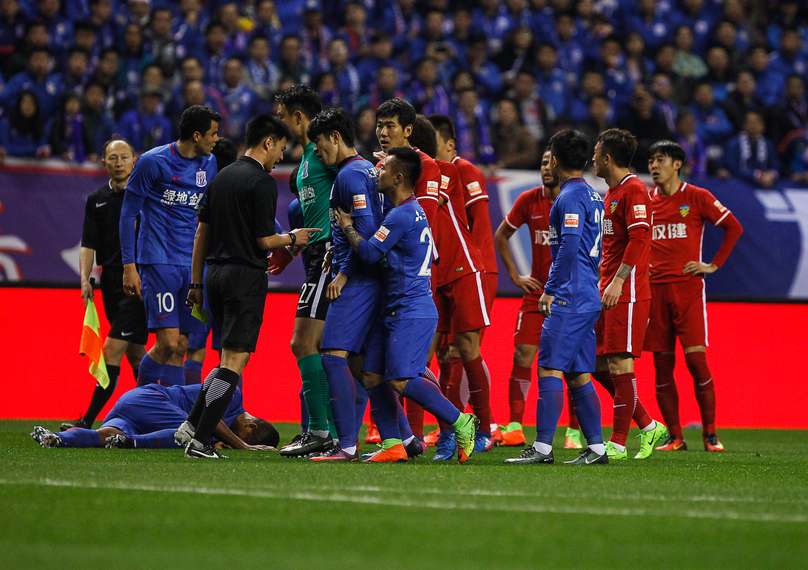 水晶宫与斯特拉斯堡赛前，维埃拉现身法国酒吧和球迷一起观战（水晶宫vs斯特拉斯堡开战前，维埃拉现身法国酒吧与球迷同看比赛）