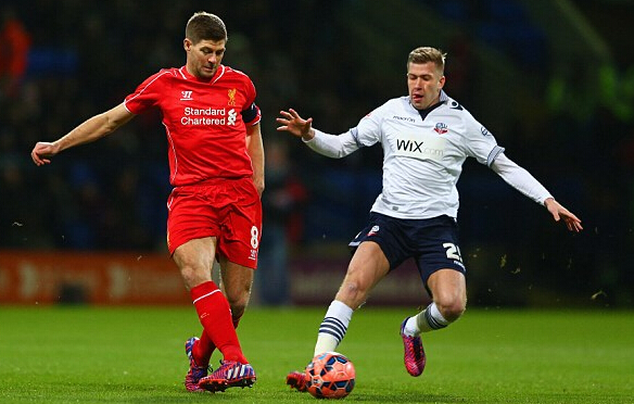 法比奥晒照：仔细看我受伤的右膝，你就知道我们队付出了一切（法比奥晒图：看我的右膝伤就懂，球队已拼尽所有）