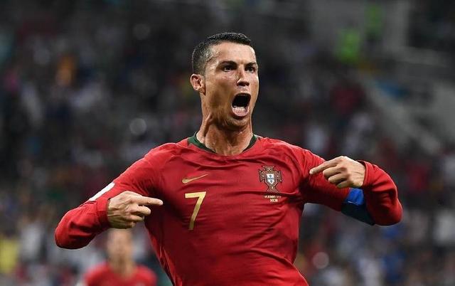 迪乌夫：过去我从没踢过右路，但只要能帮助球队我都愿意去做（迪乌夫：从未司职右路，但为球队我愿意尝试）