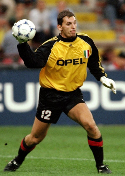 半场战报：那不勒斯1-0尤文，霍伊伦7分钟闪击，内雷斯助攻（半场快讯：那不勒斯1-0领先尤文，霍伊伦7分钟建功，内雷斯送助攻）