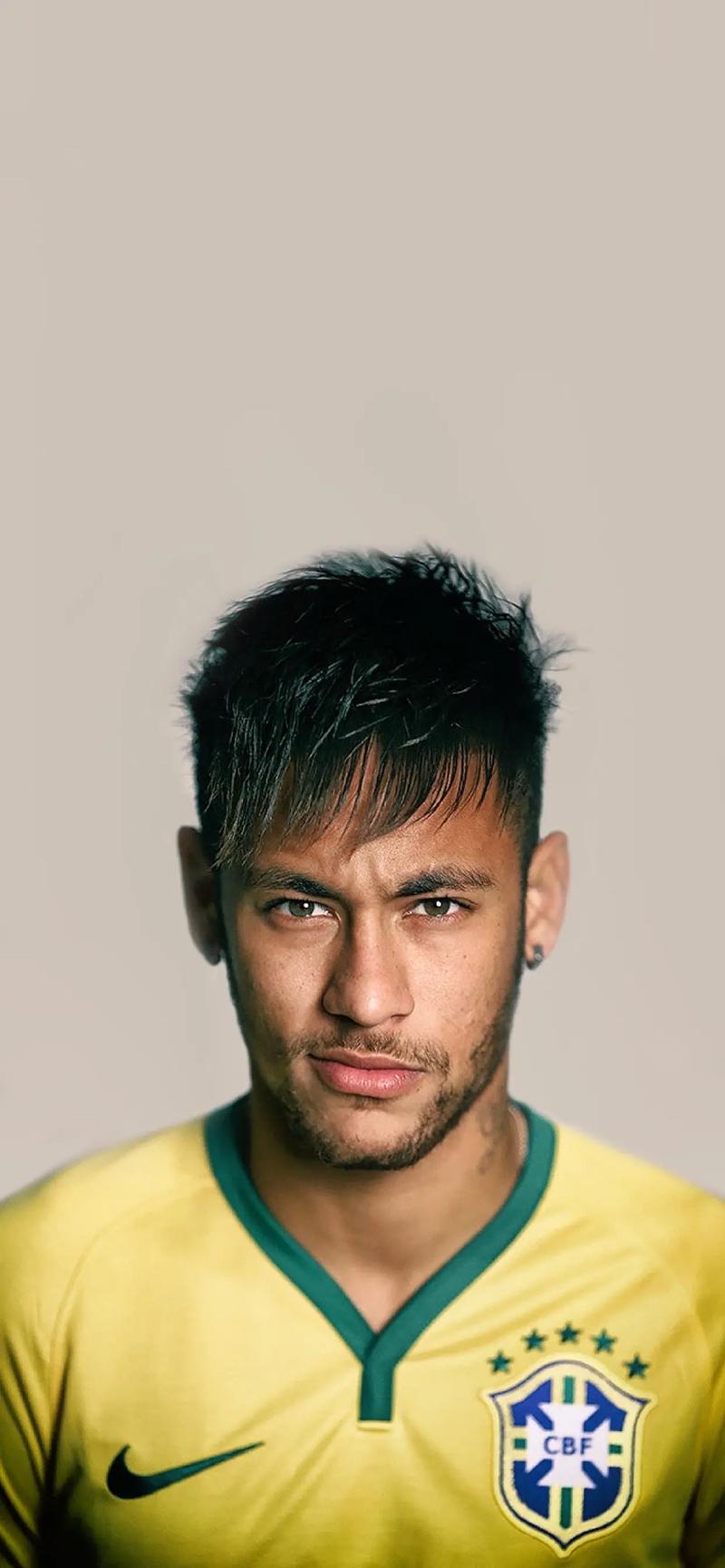 波兰足协谴责投掷烟火球迷：绝不容忍任何违反安全规定的行为（波兰足协痛斥向场内投掷烟火的球迷：对任何破坏安全的行为零容忍）