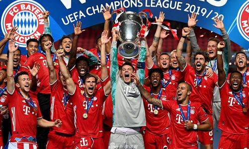 科克获赠马竞700场里程碑纪念球衣，并与全队合影留念（科克获马竞700场里程碑纪念战袍，全队合影致敬）